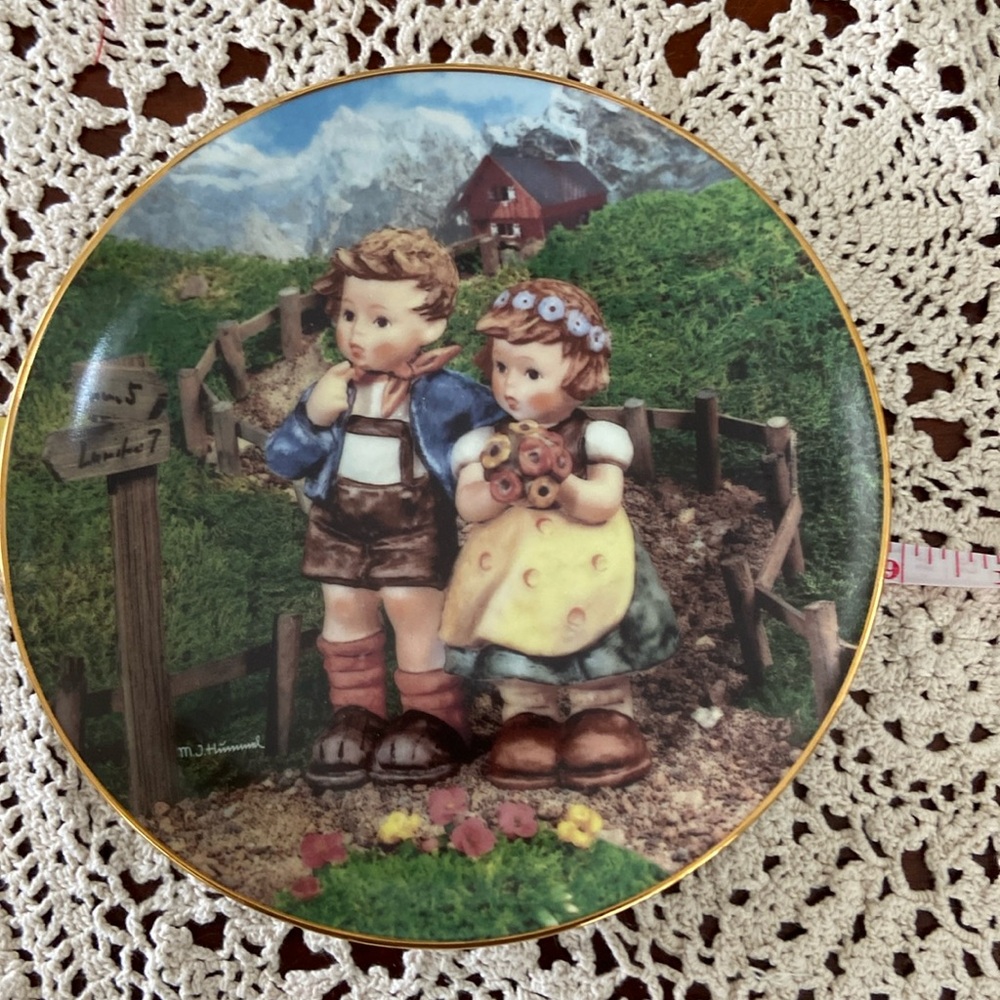 MI Hummel Country Crossroads plate collection Little Companions LN